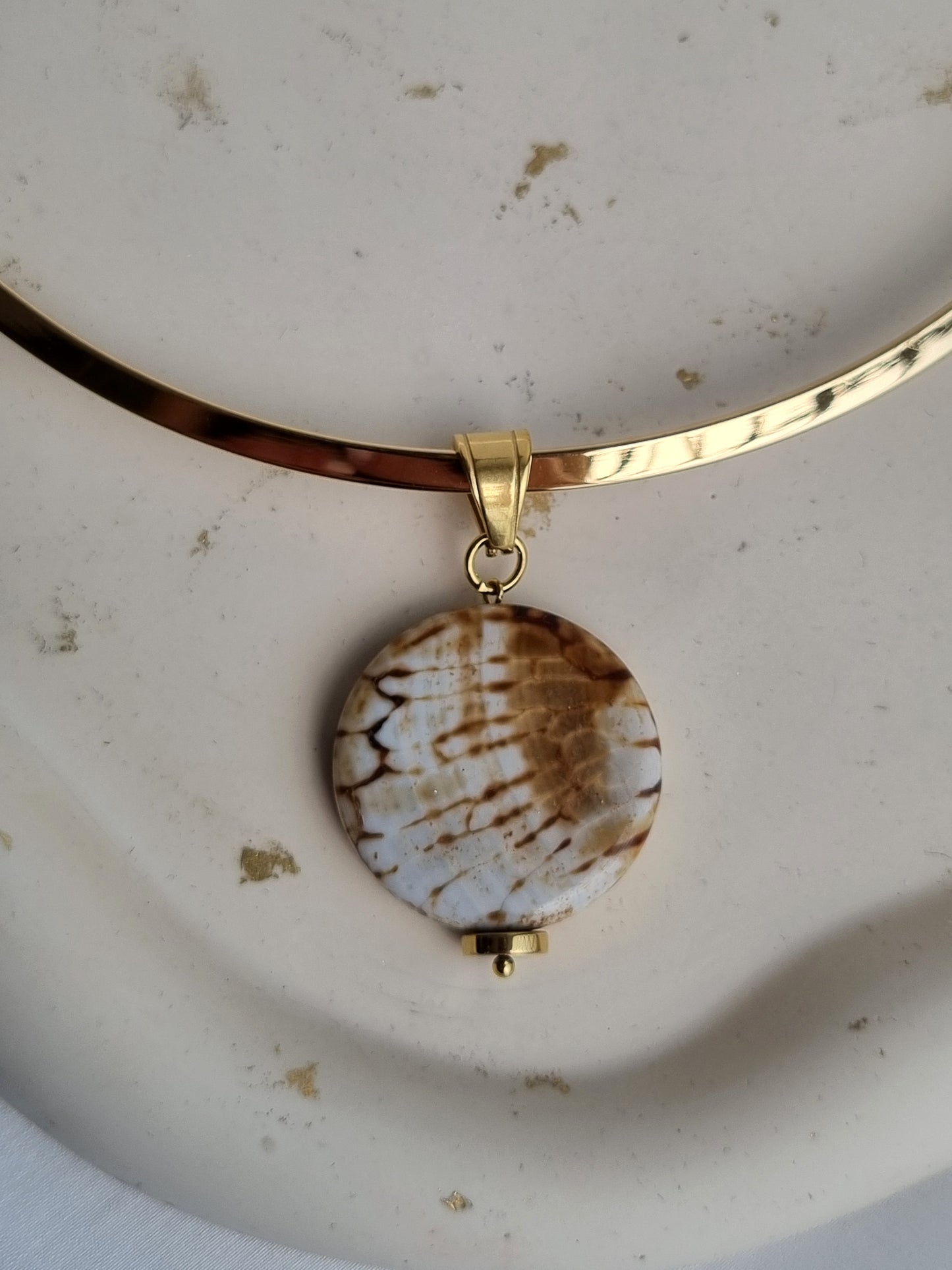 Steel necklace with an agate stone