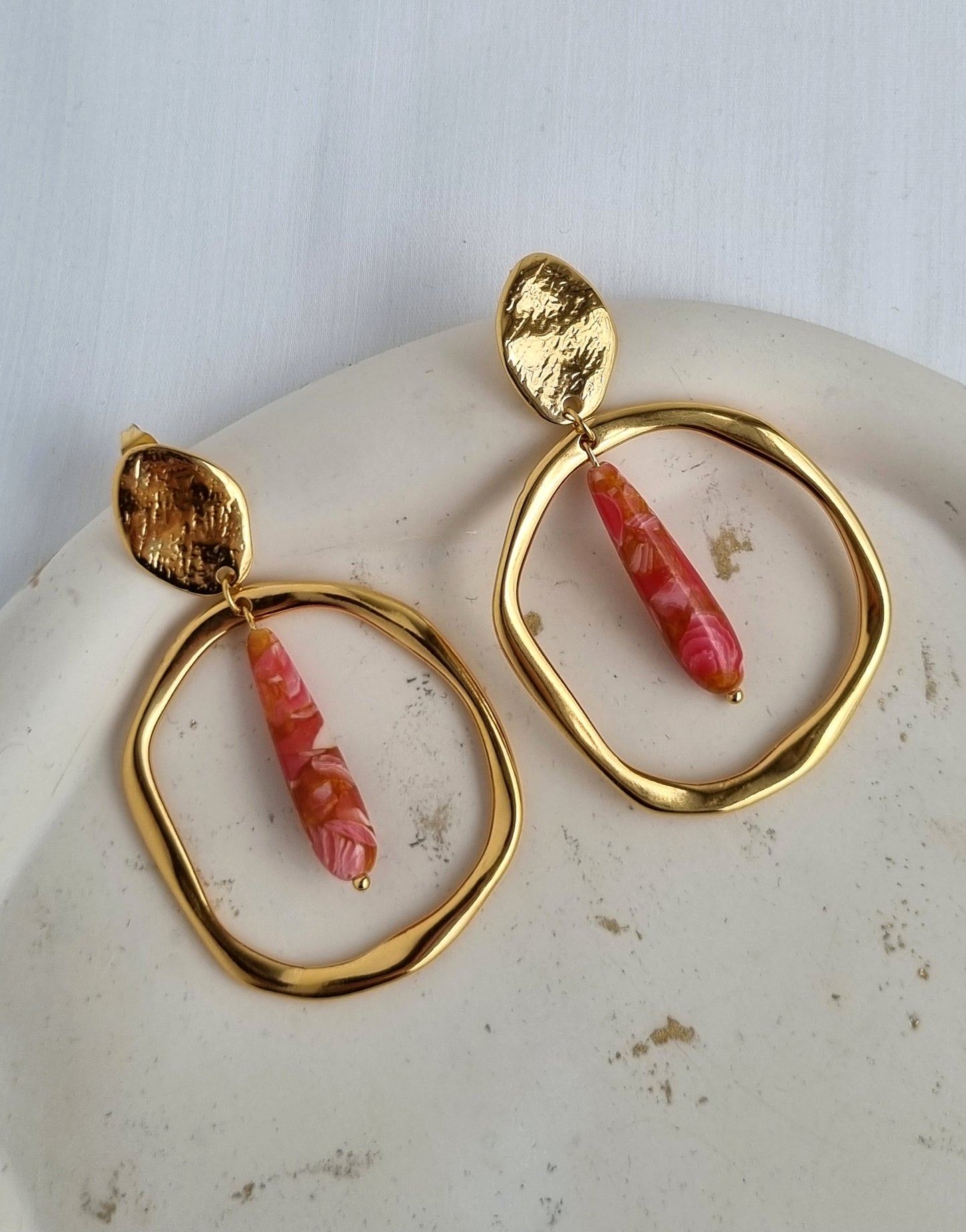 Round earrings with semi precious beads
