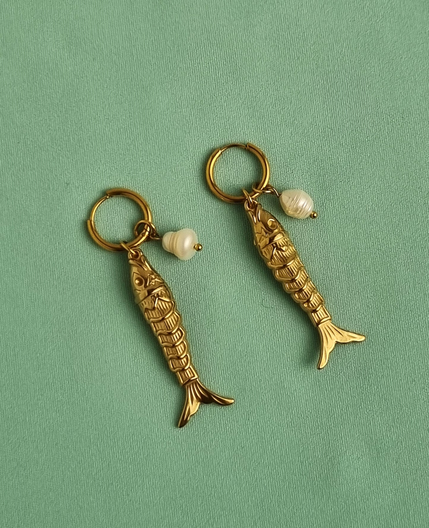 Hoop earrings with fishes