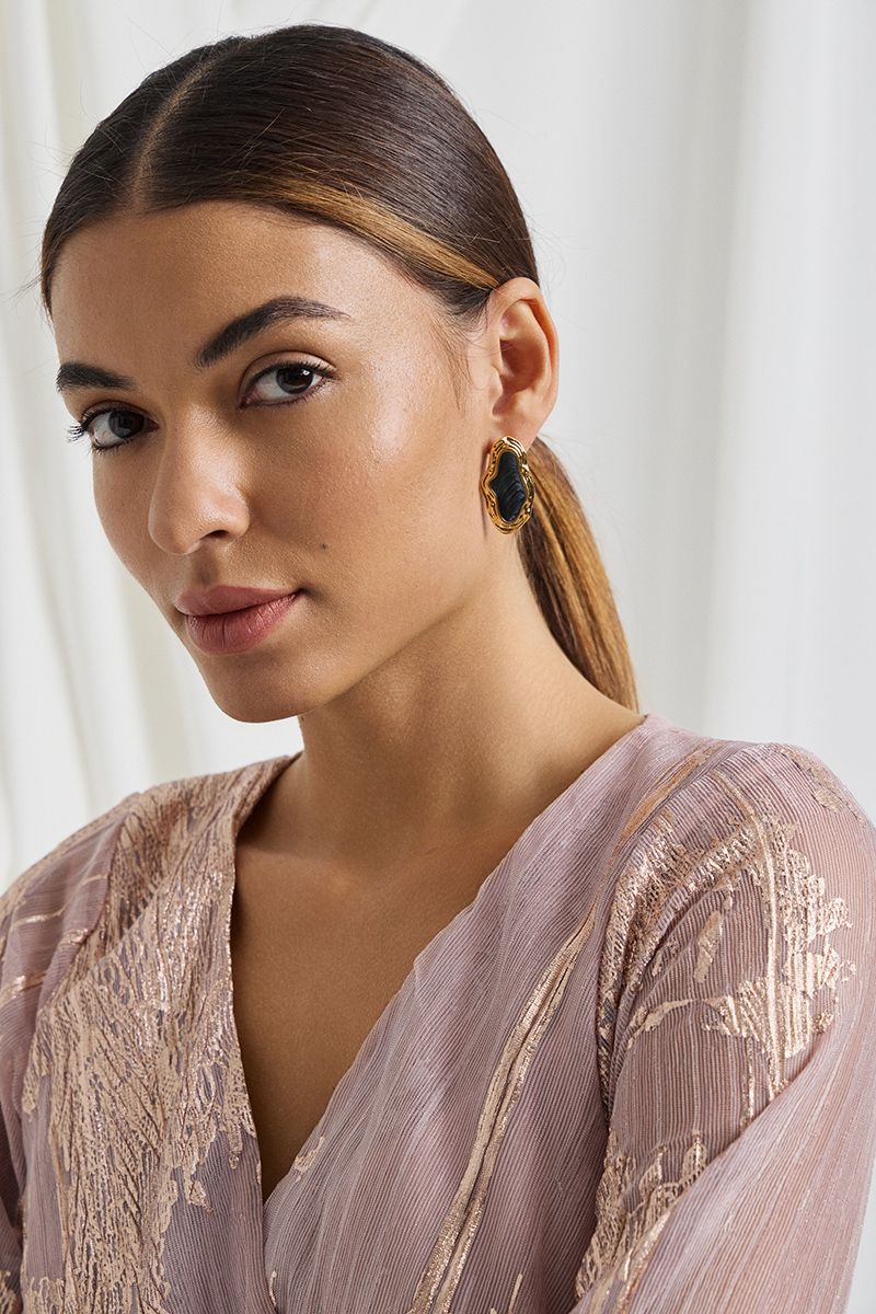Asymmetric earrings with enamel