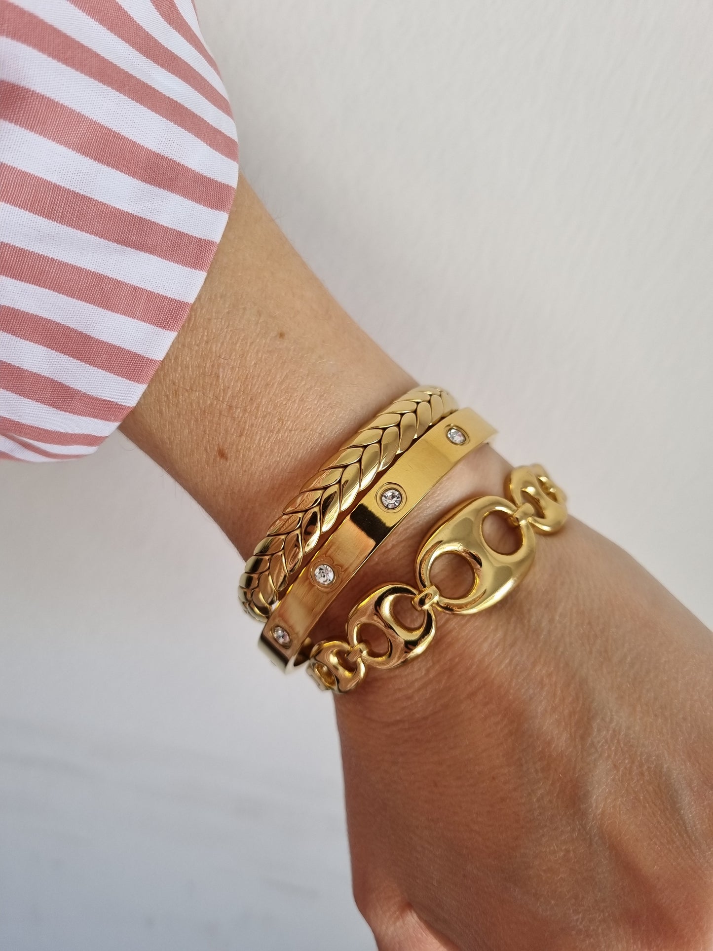Steel cuff with zircon crystals