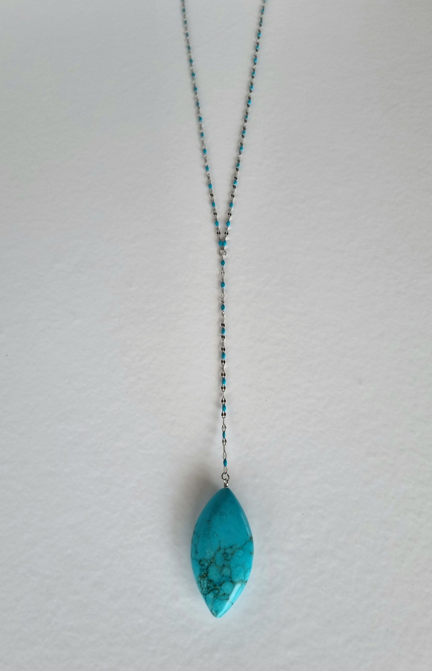 Steel necklace with howlite stone