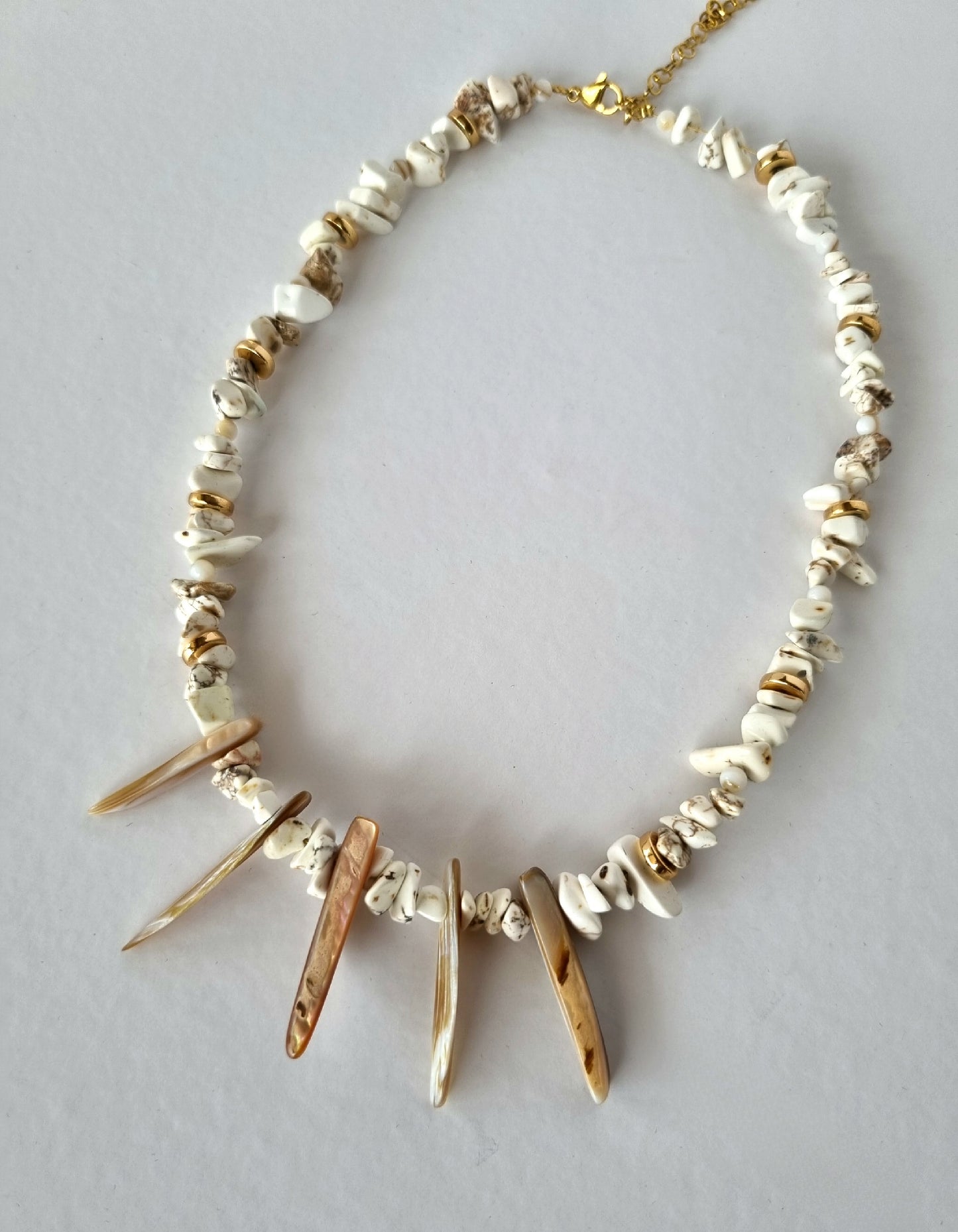 Howlite beads necklace with shells