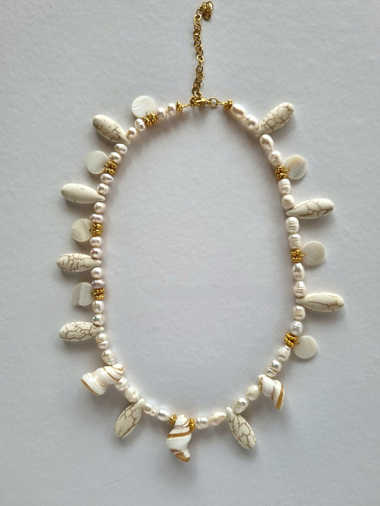 Pearls and shells necklace