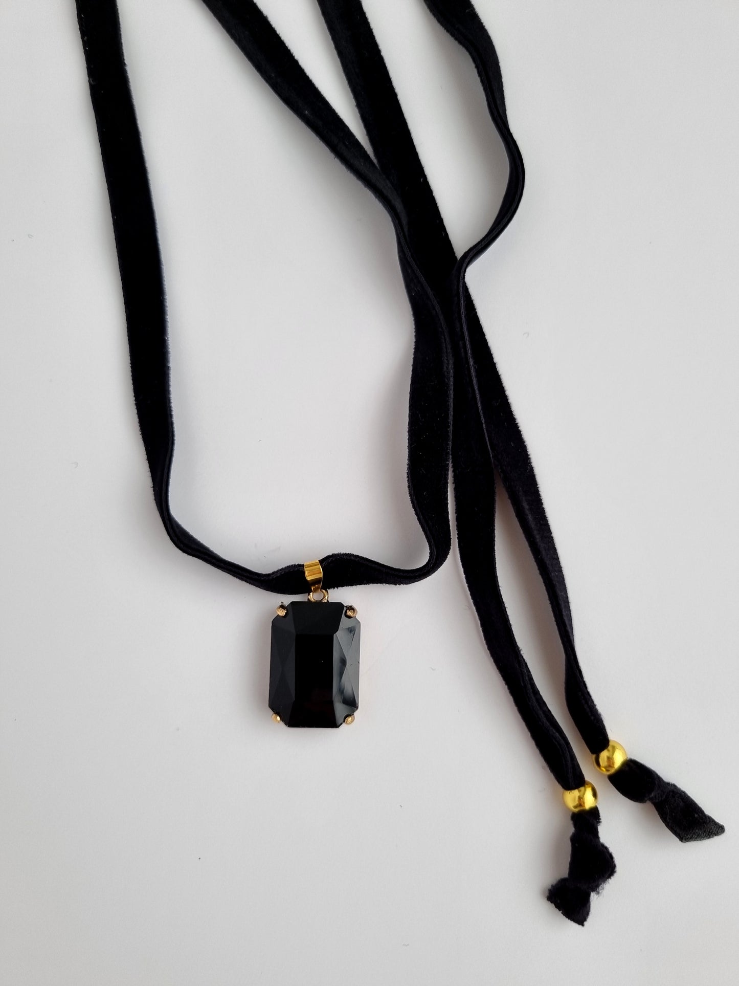 Velvet choker tie necklace