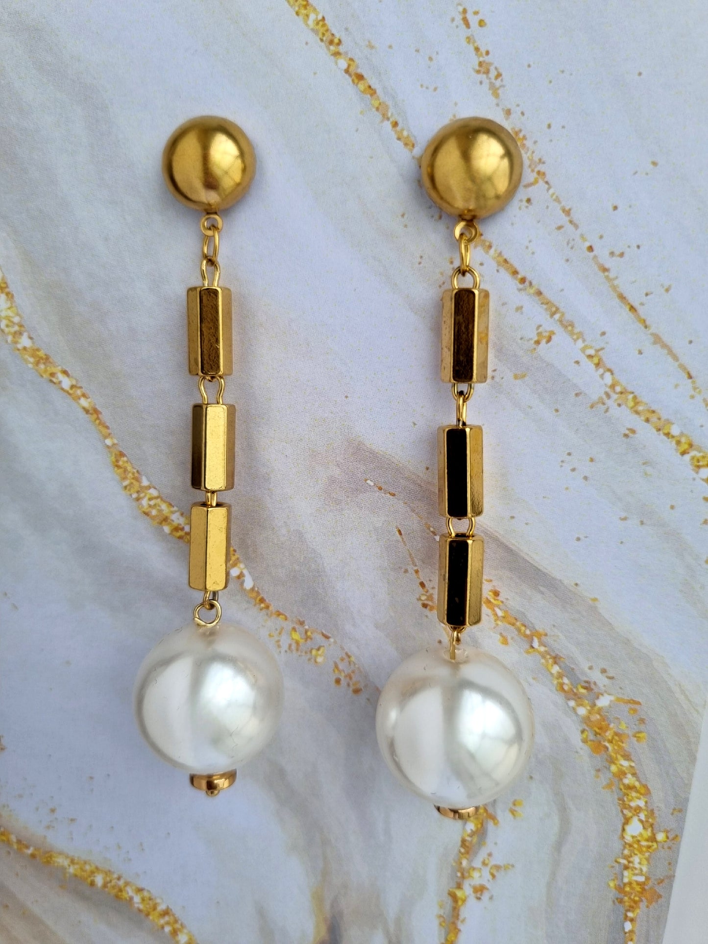 Steel earrings with pearls