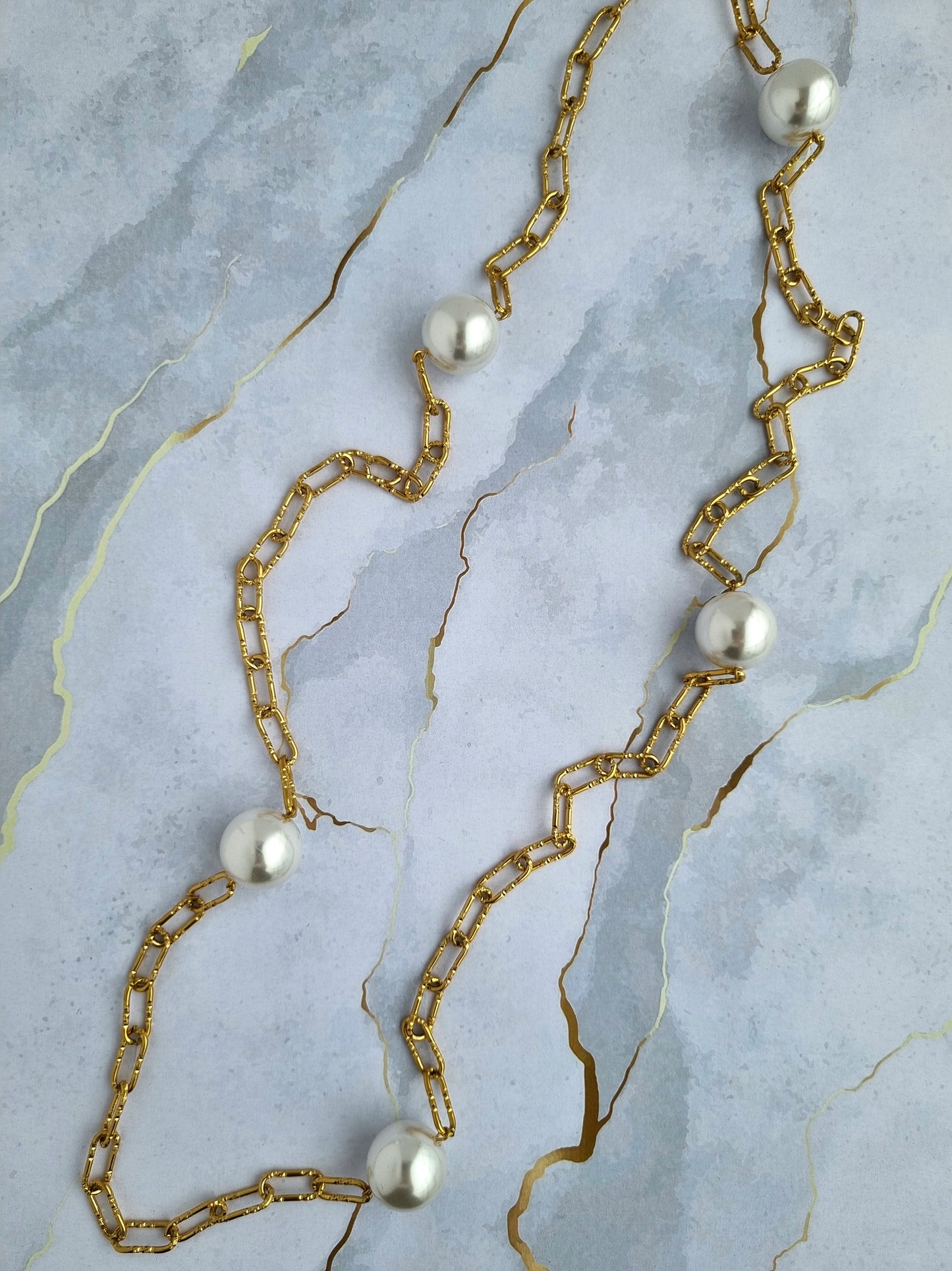 Long steel necklace with pearls