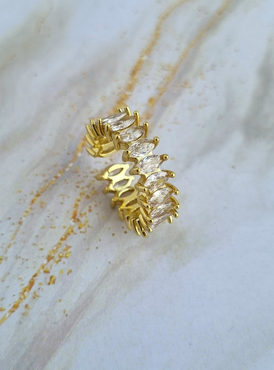 Adjustable ring with crystals