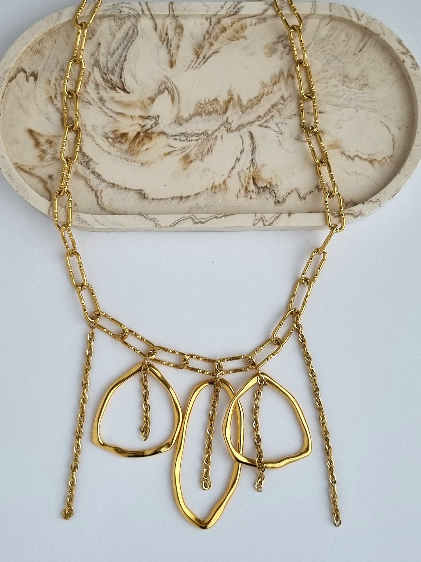 Necklace with assymetric elements