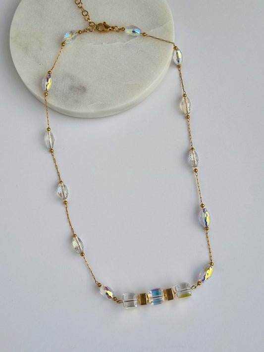 Short necklace with crystal beads