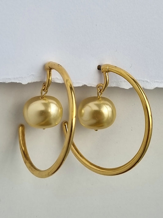Gold plated hoop earrings with pearls