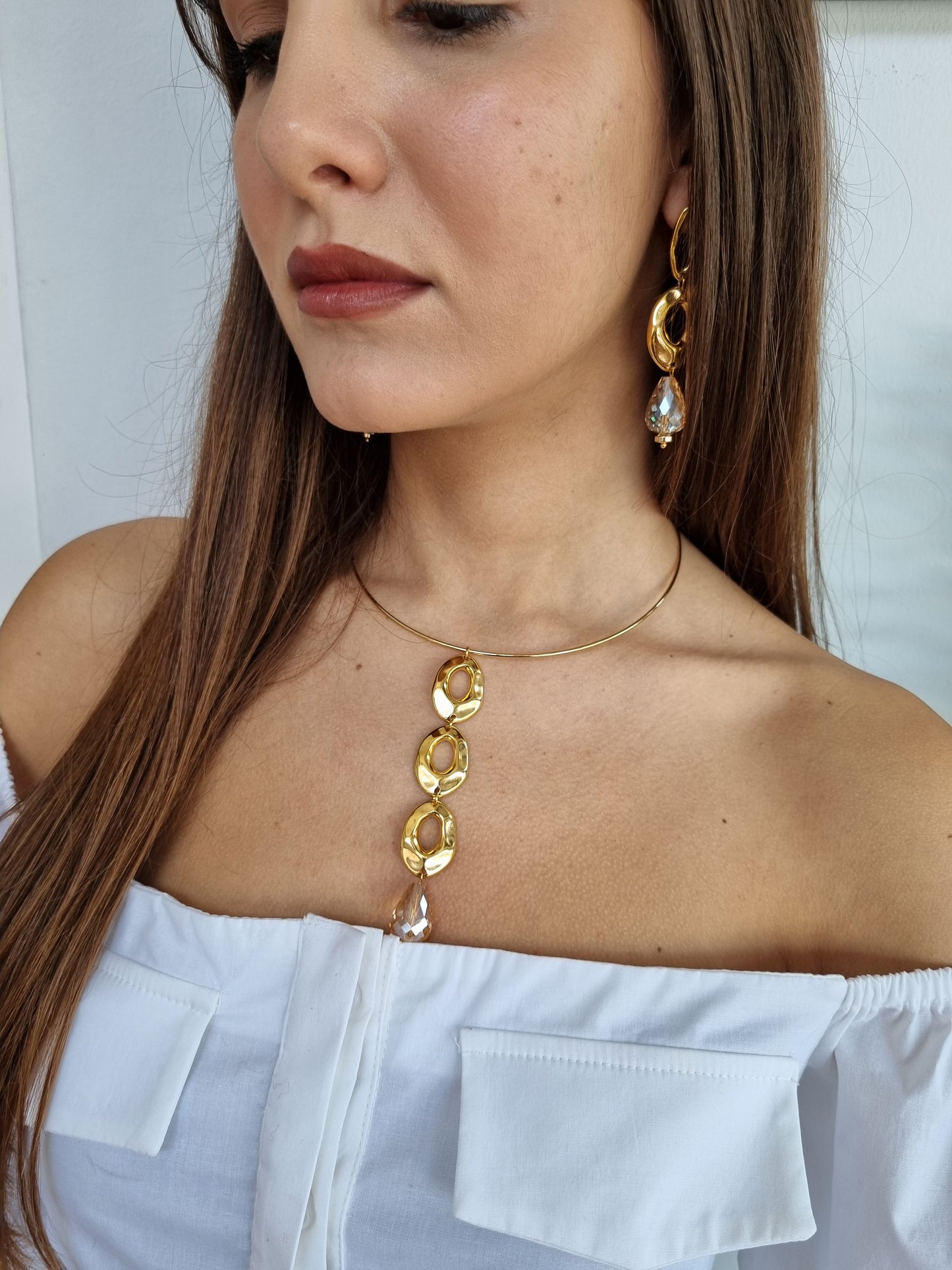 Steel collar necklace with asymetric elements