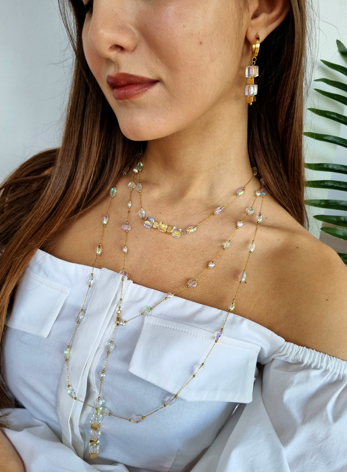 Short necklace with crystal beads