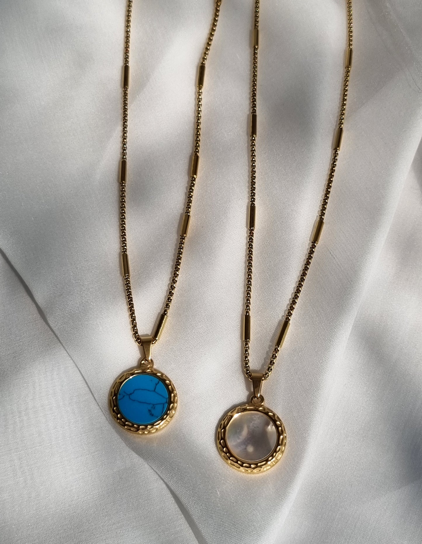 Steel necklace with a round pendant