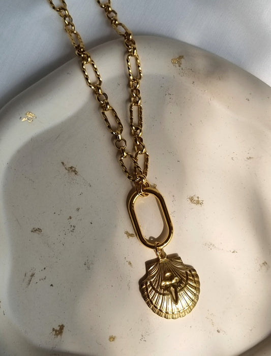 Steel chain necklace with a steel shell