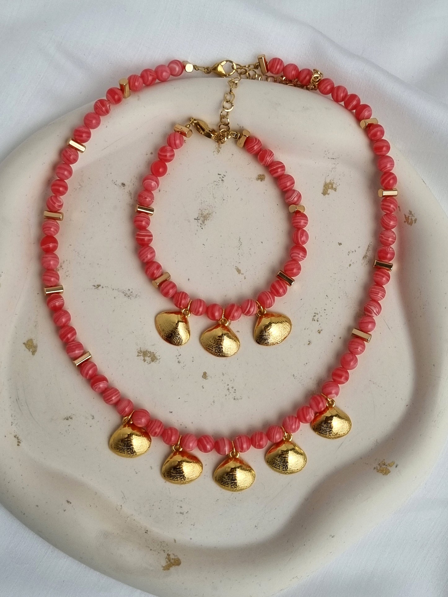 Νecklace with semi-precious beads and gold plated shells