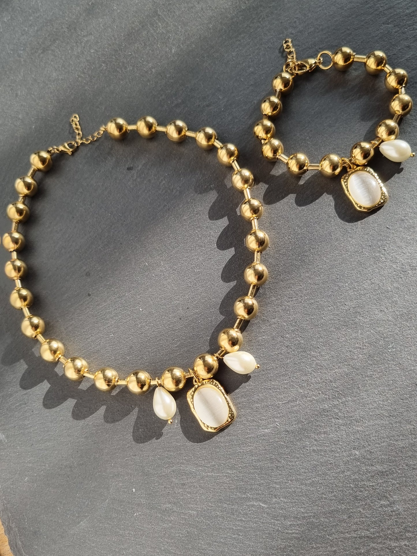 Steel choker necklace with pearls