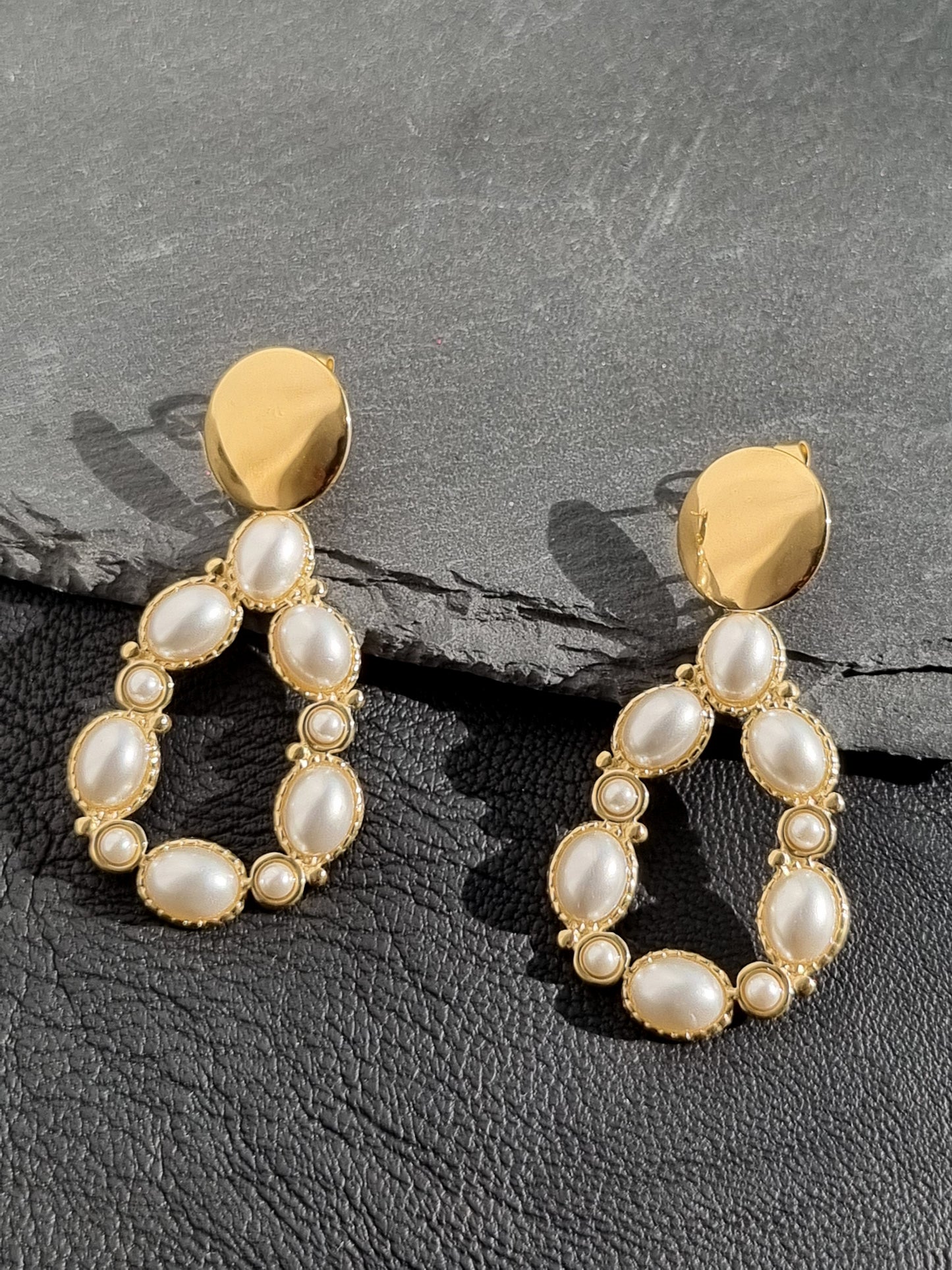 Steel teardrop earrings with pearls
