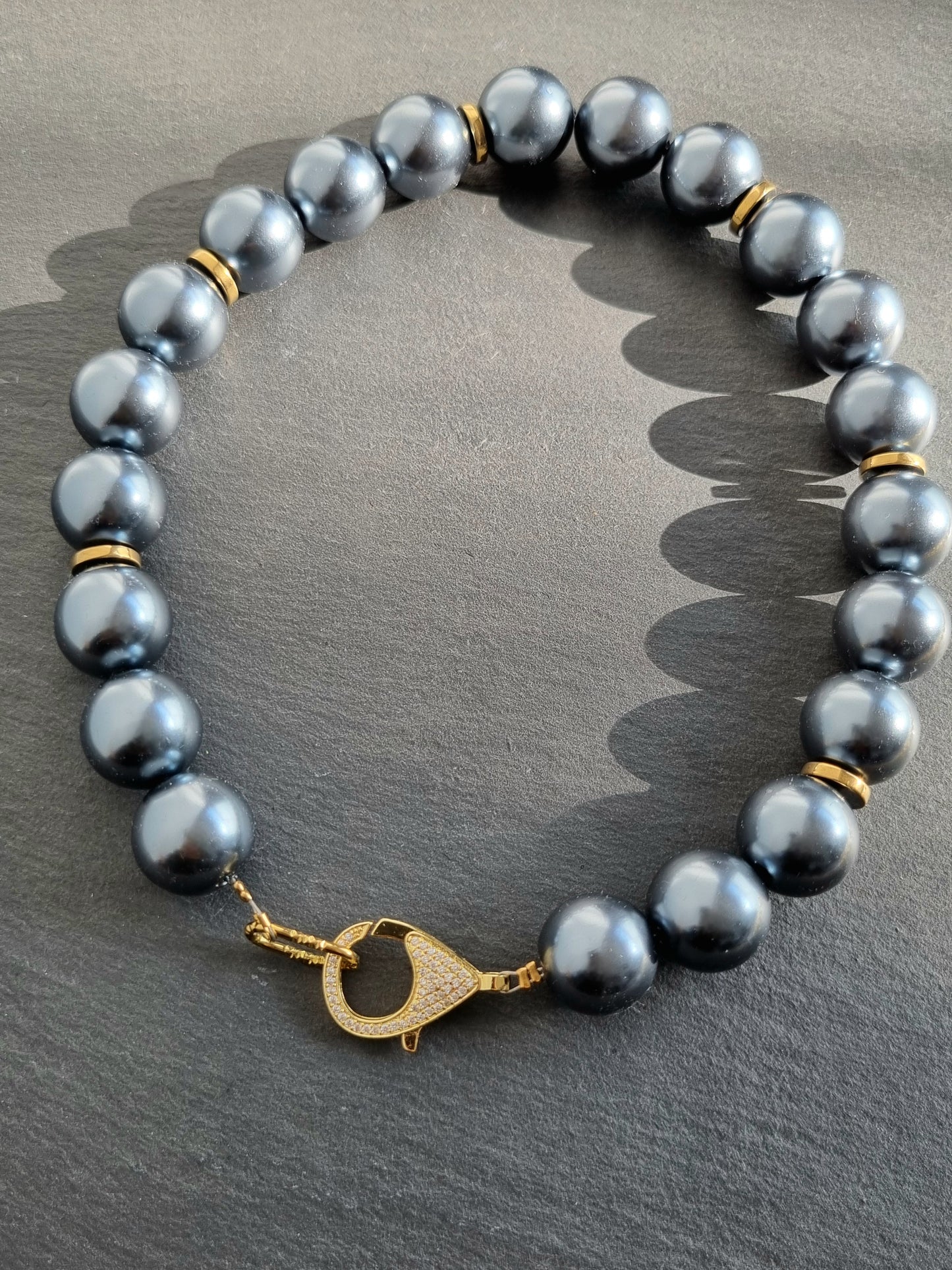 Oversized pearls necklace