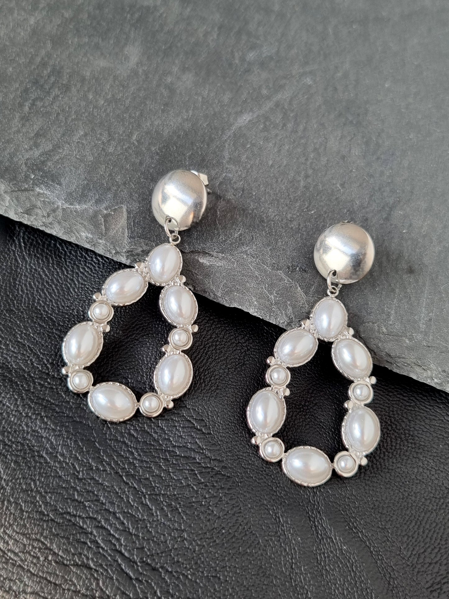 Steel teardrop earrings with pearls