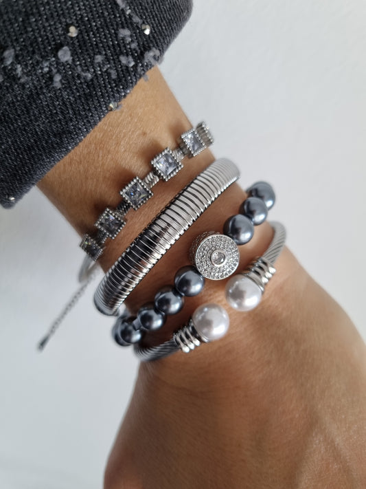 Pearls bracelet with zircon crystals