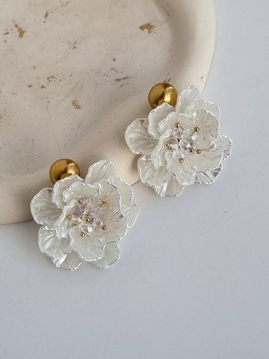 Earrings with acrylic flowers