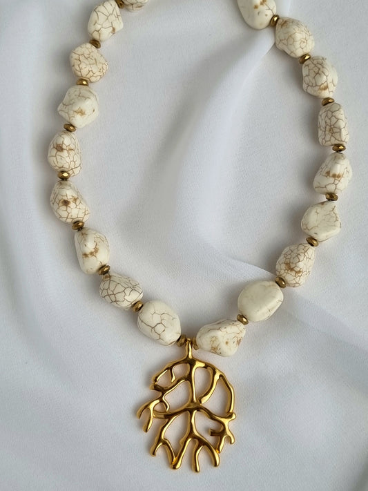 Νecklace with large howlite beads