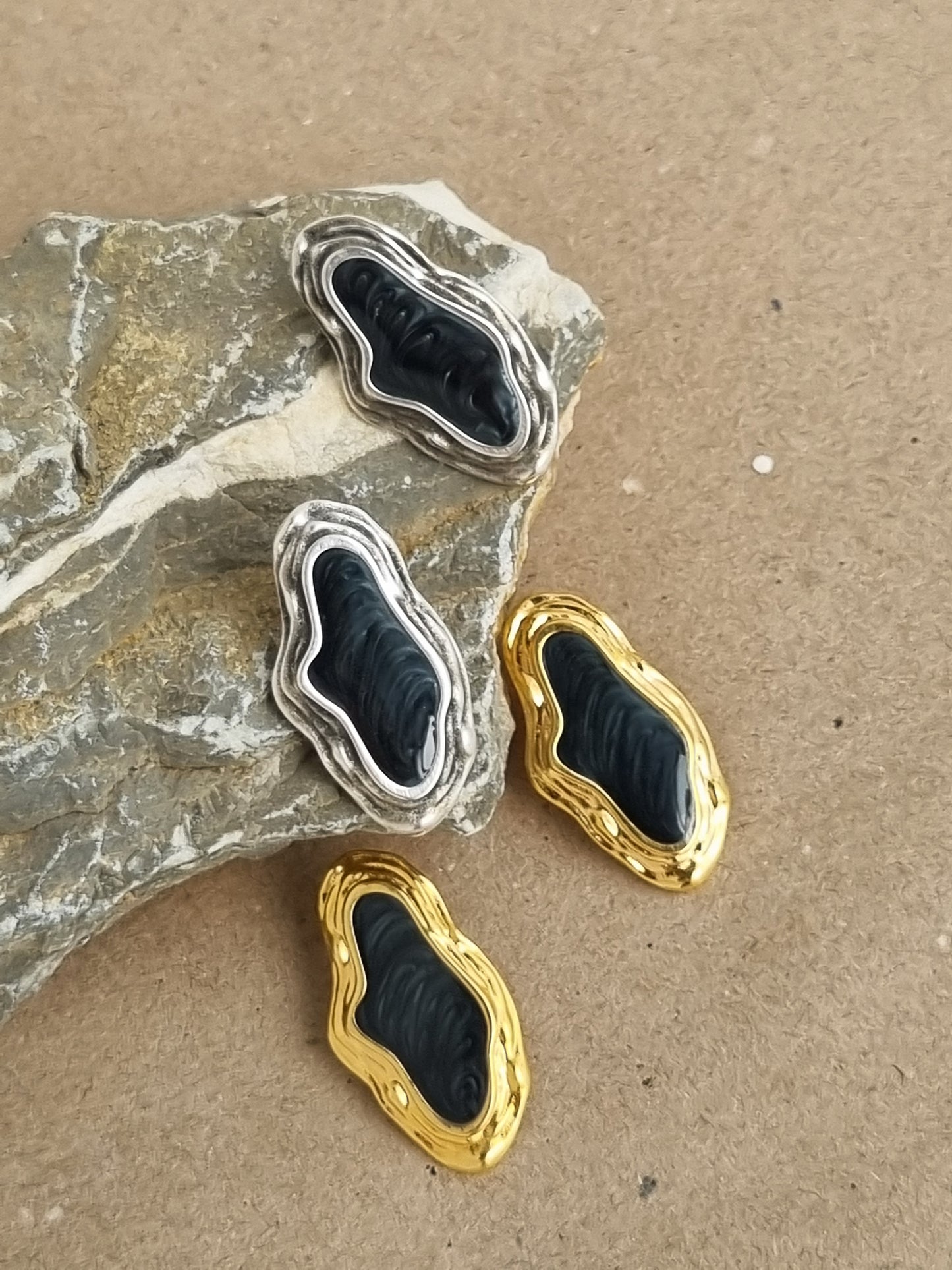 Asymmetric earrings with enamel