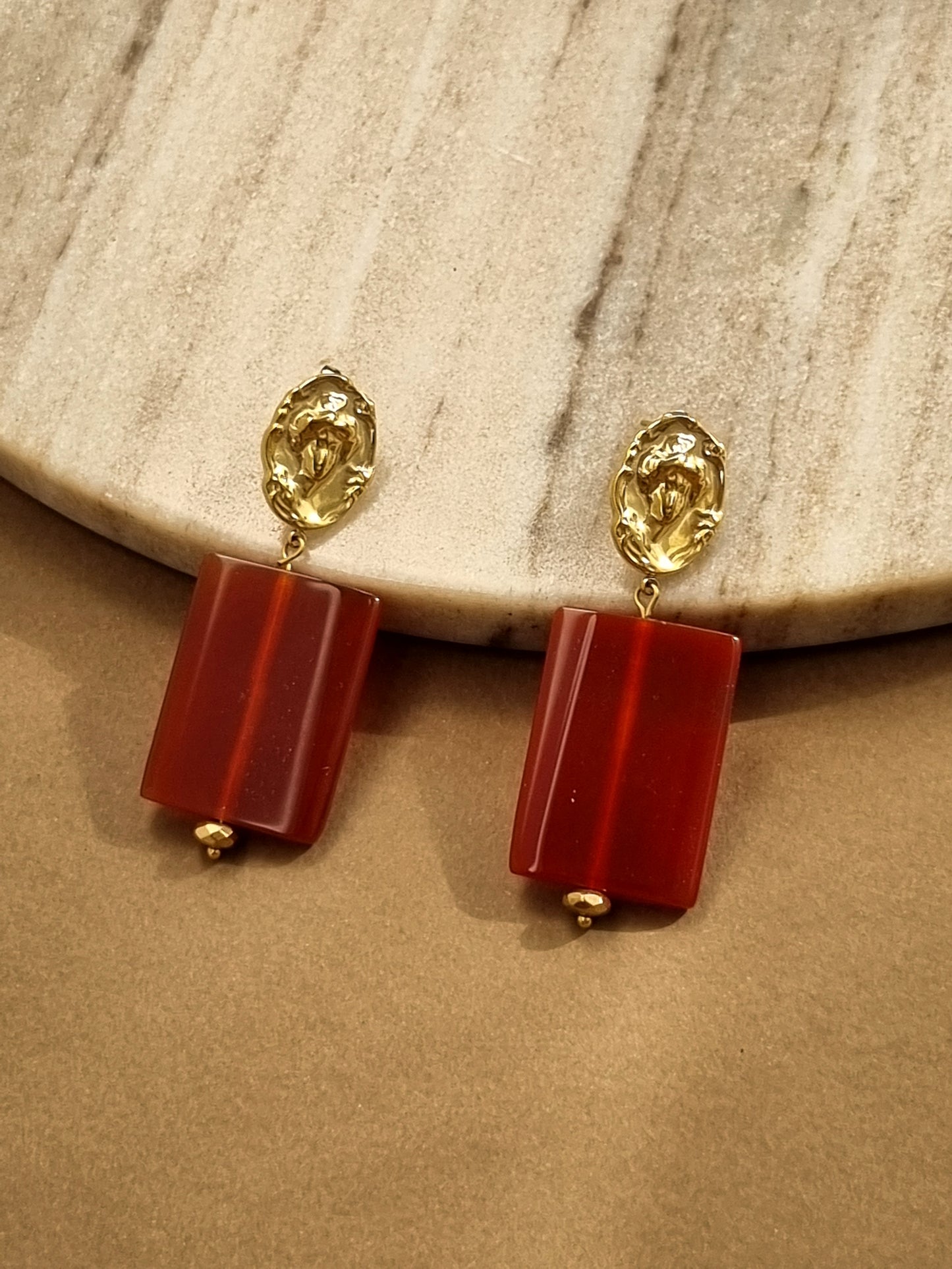 Earrings with carneole stones