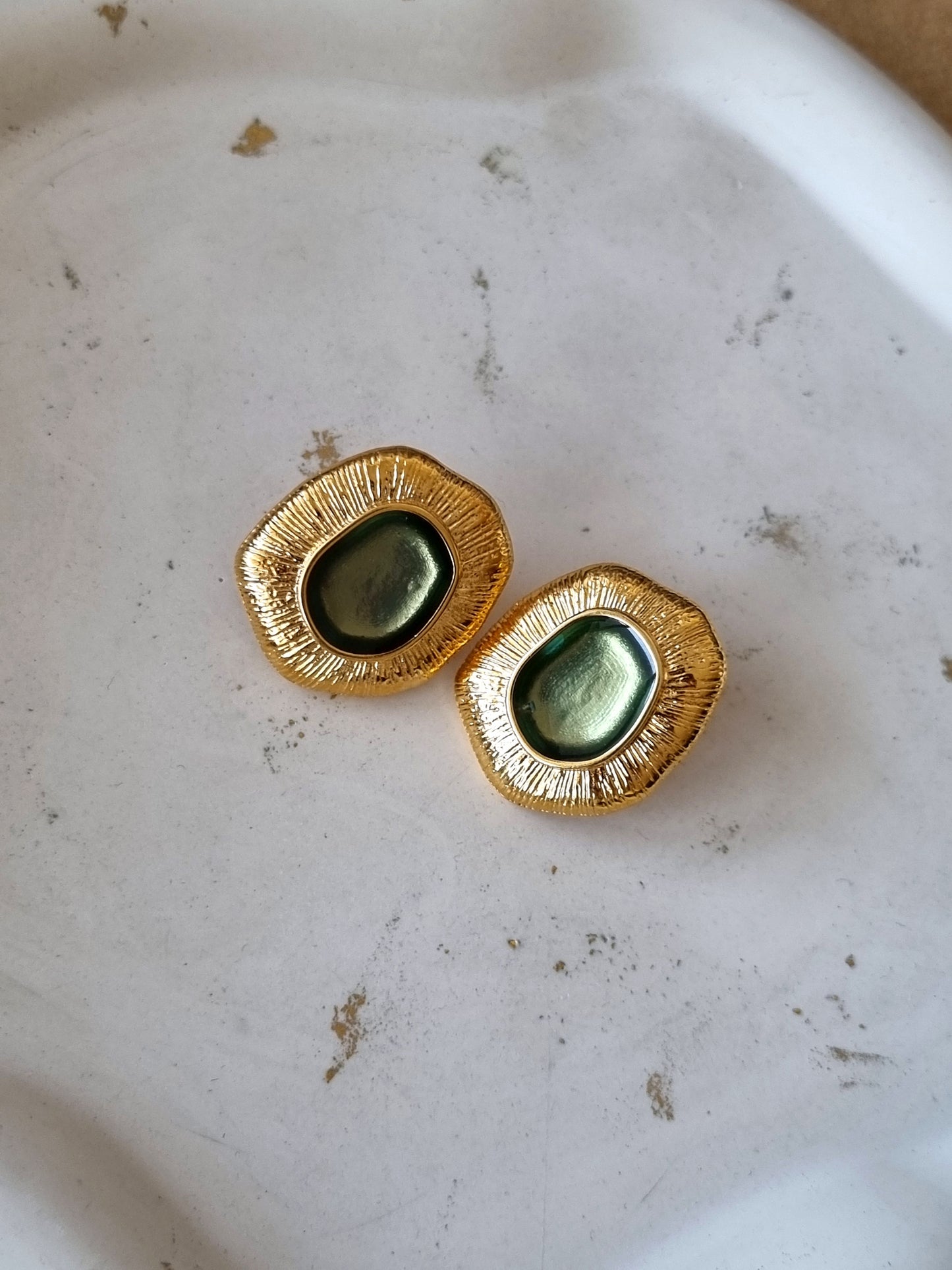 Vintage-like stud earrings