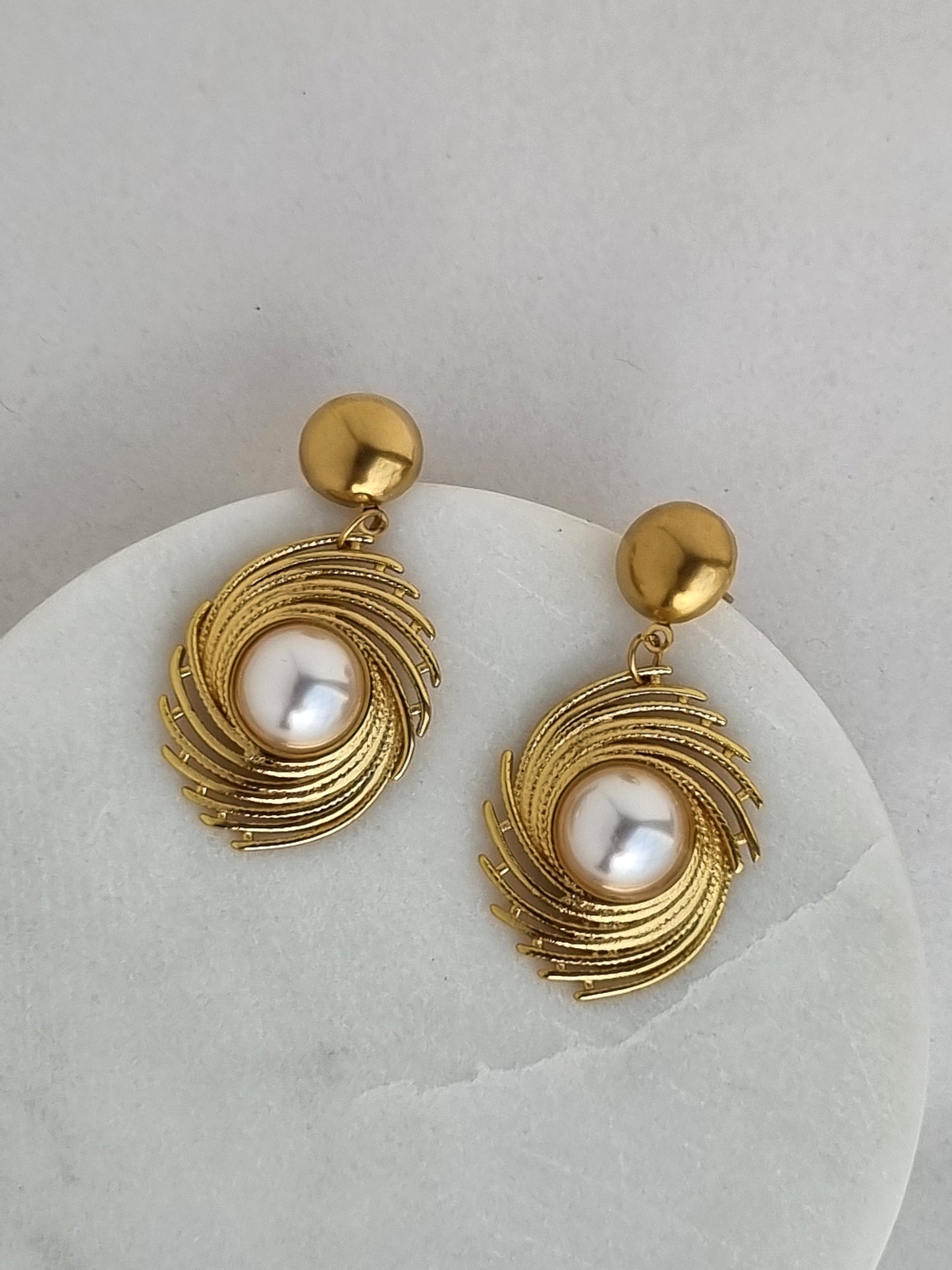 Steel earrings with pearls