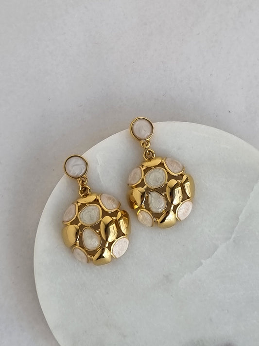 Round earrings with enamel