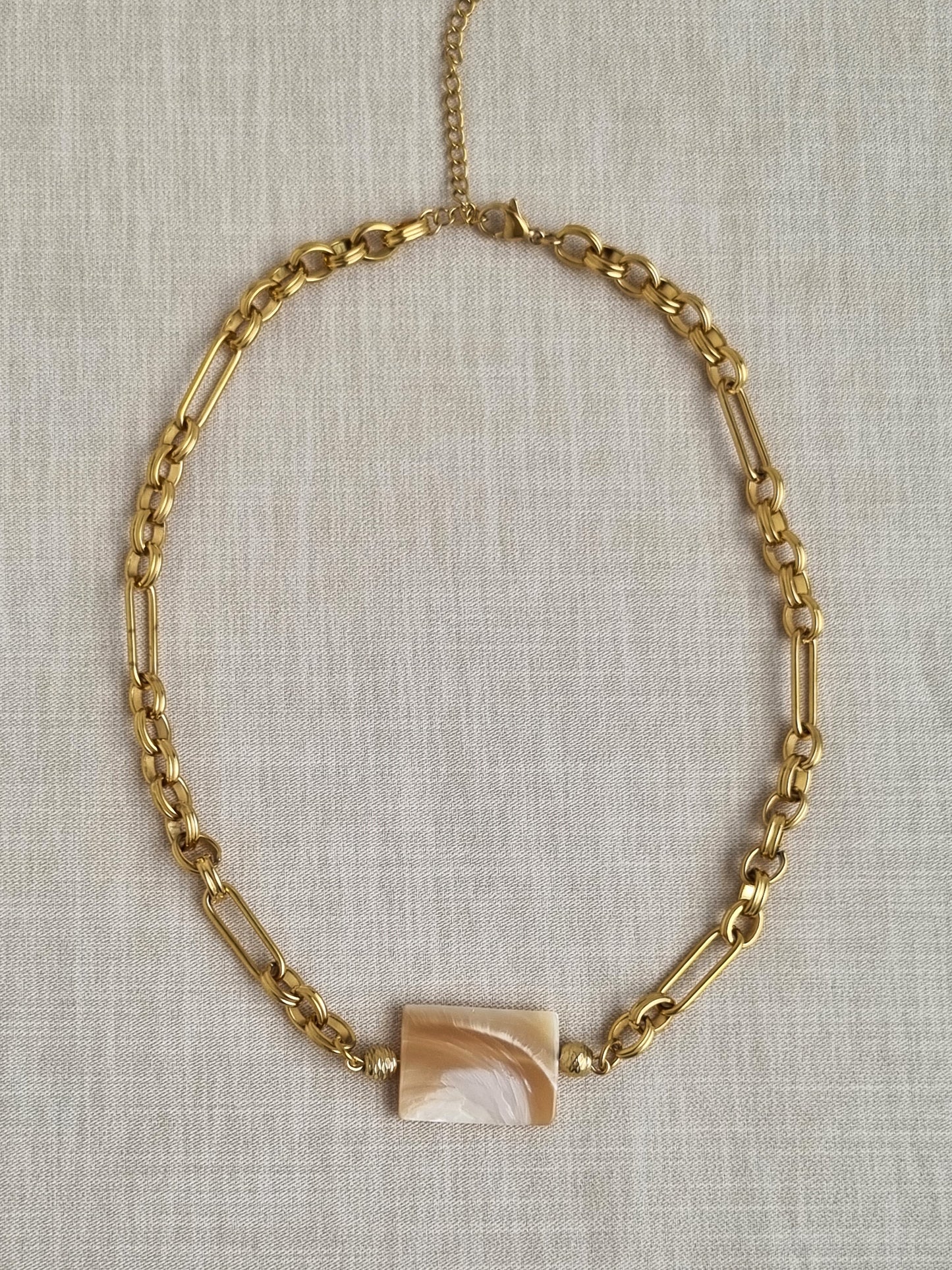 Steel necklace with mother of pearl