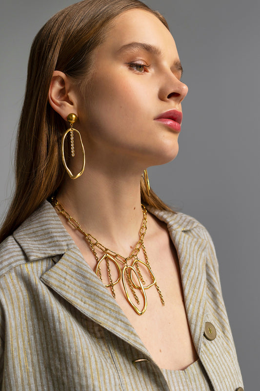 Necklace with assymetric elements