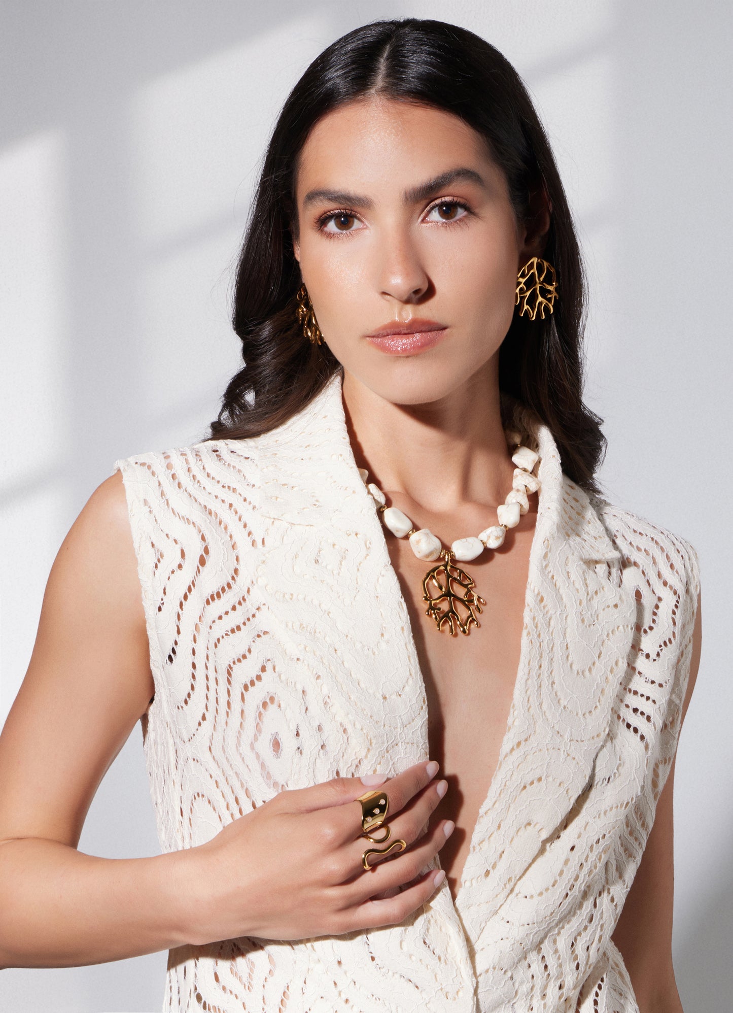 Νecklace with large howlite beads