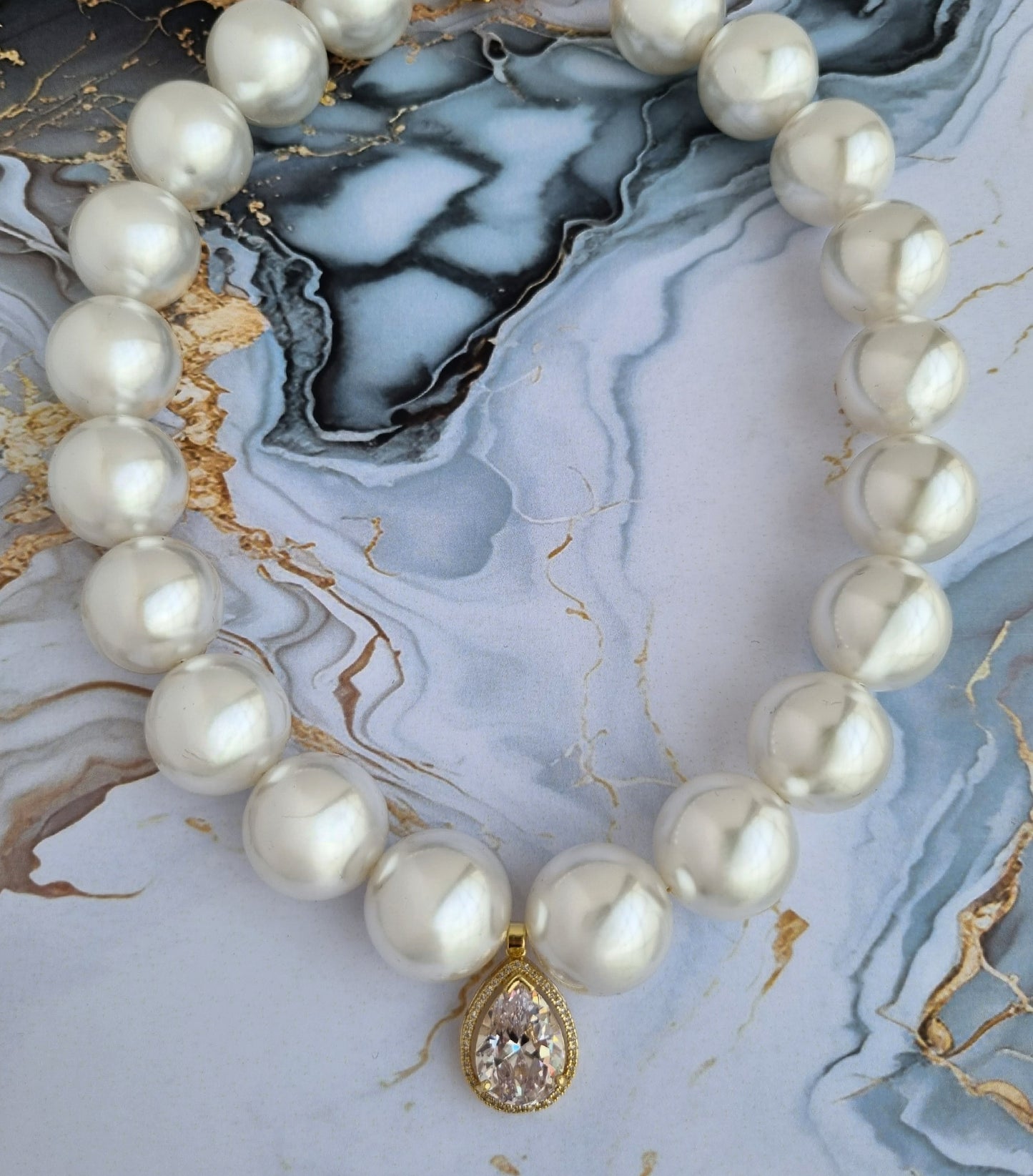 Large pearls necklace