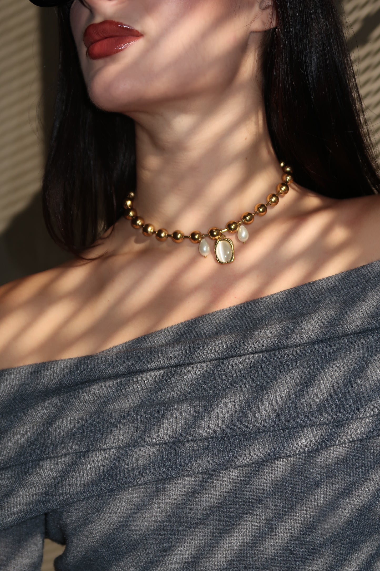 Steel choker necklace with pearls
