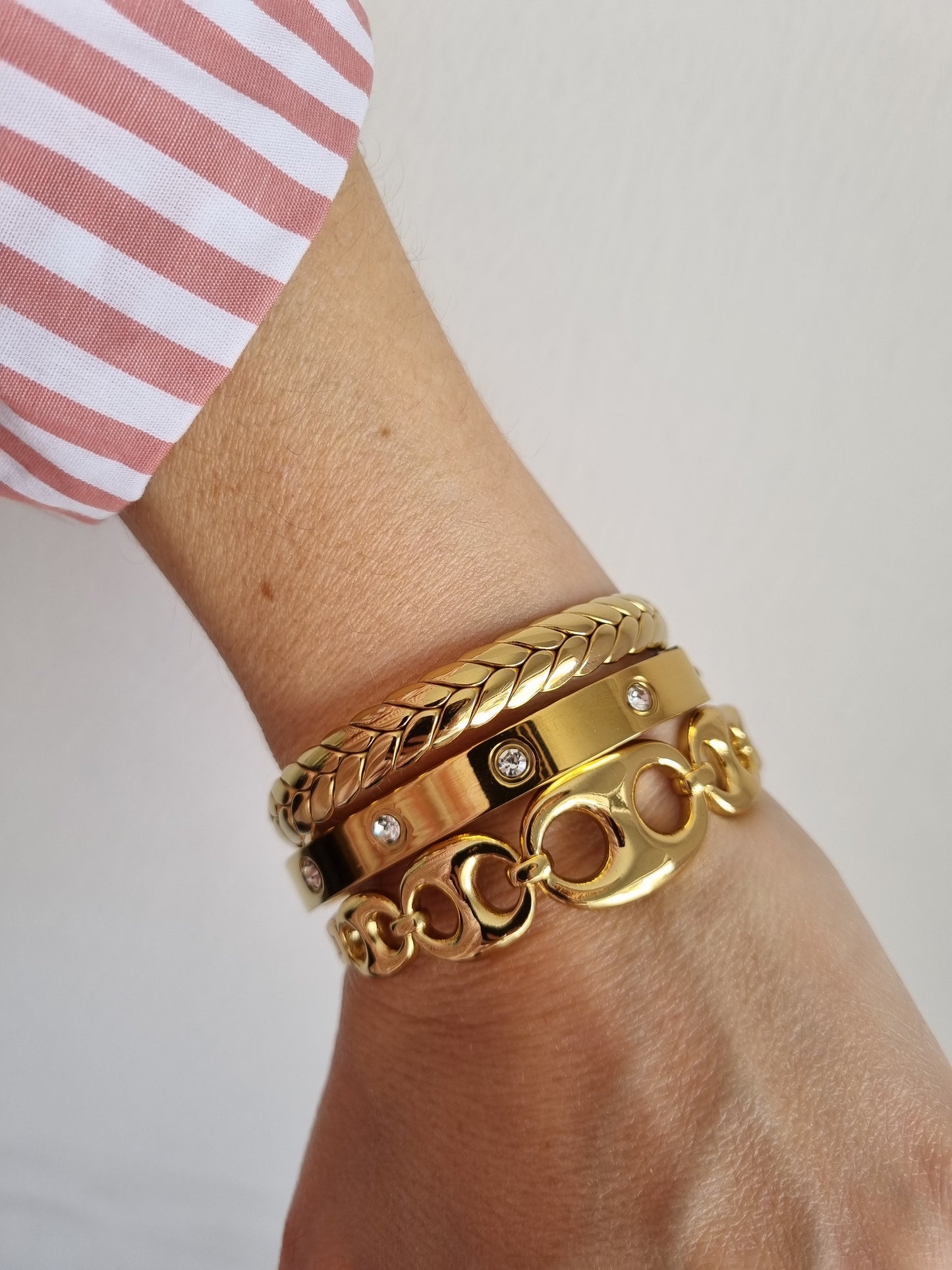 Steel cuff with zircon crystals